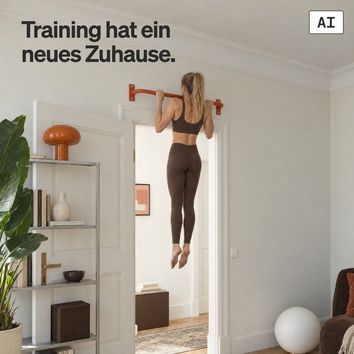 Eine Frau macht einen Klimmzug an der KS1 aus orangen Stahl in einem Altbau-Wohnzimmer (KI-generiertes Bild)