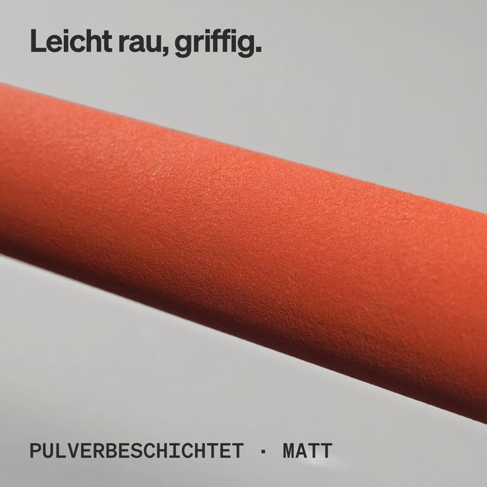 Nahaufnahme der leicht rau pulverbeschichteten orangen Stahlstange der KS1