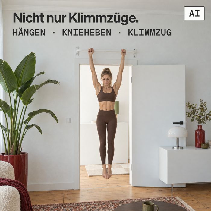 Eine Frau hängt mit gestreckten Armen an der KS1 aus weißem Stahl in einem Altbau-Wohnzimmer (KI-generiertes Bild)