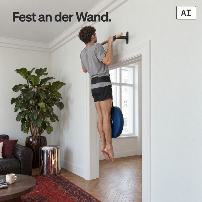 Ein Mann macht einen Klimmzug mit Zusatzgewicht an der KS2 mit schwarzen Haltern über einem Altbau-Durchgang (KI-generiertes Bild)