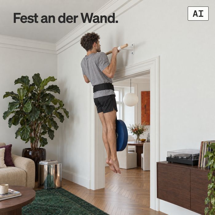 Ein Mann macht einen Klimmzug mit Zusatzgewicht an der KS2 über einem Altbau-Durchgang (KI-generiertes Bild)