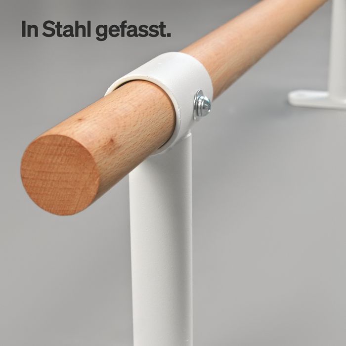 Nahaufnahme der weißen Stahlhülse mit Schraube, die die Buchenstange am Halter fasst