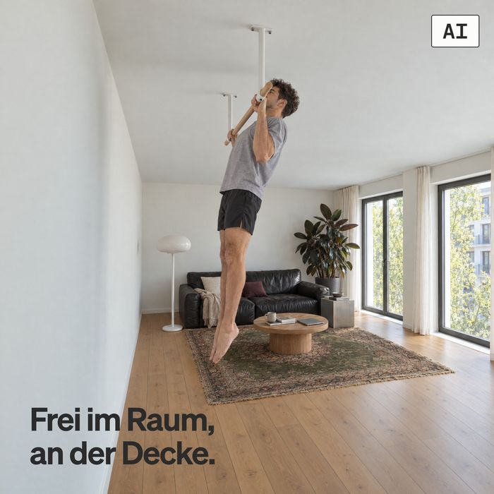 Ein Mann macht einen Klimmzug an der Deckenstange KS3 in einem Neubau-Wohnzimmer (KI-generiertes Bild)