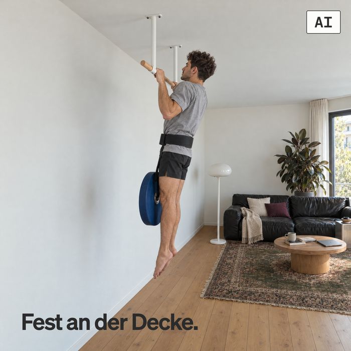 Ein Mann macht einen Klimmzug mit Zusatzgewicht an der Deckenstange KS3 in einem Neubau-Wohnzimmer (KI-generiertes Bild)