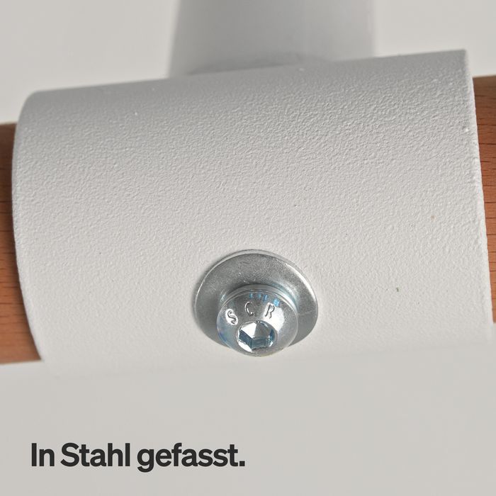 Nahaufnahme der weißen Stahlhülse mit Schraube, die die Buchenstange am Deckenhalter fasst