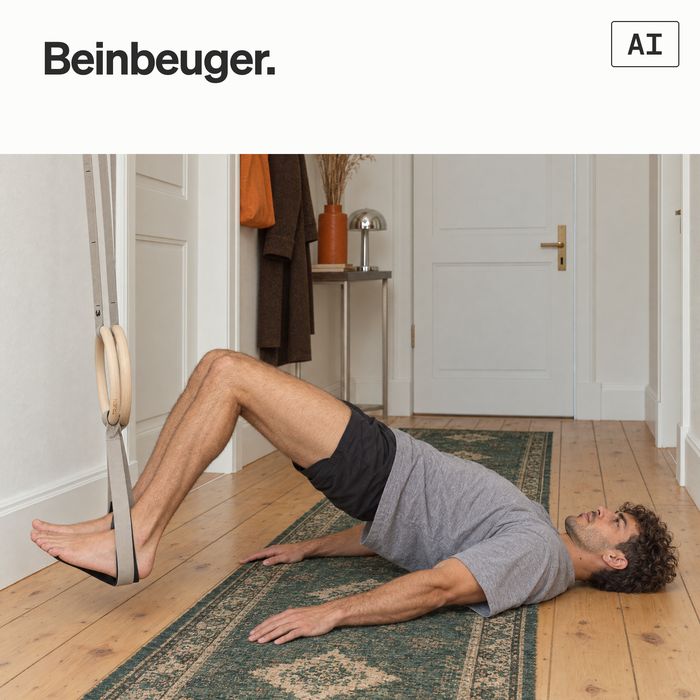 Ein Mann liegt auf dem Rücken und macht Beinbeuger mit den Fersen in Fußschlaufen an Turnringen (KI-generiertes Bild)