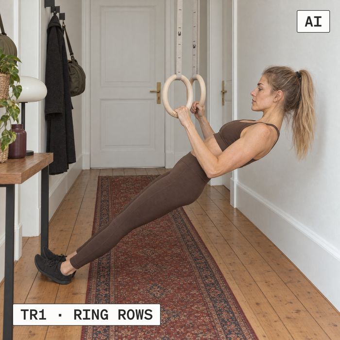 Eine Frau macht Ring Rows an Turnringen in einem Altbau-Flur (KI-generiertes Bild)