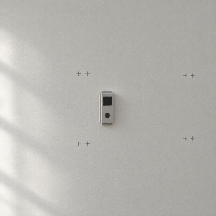 Ein Leitungssucher prüft die Wand rund um die Markierungen.