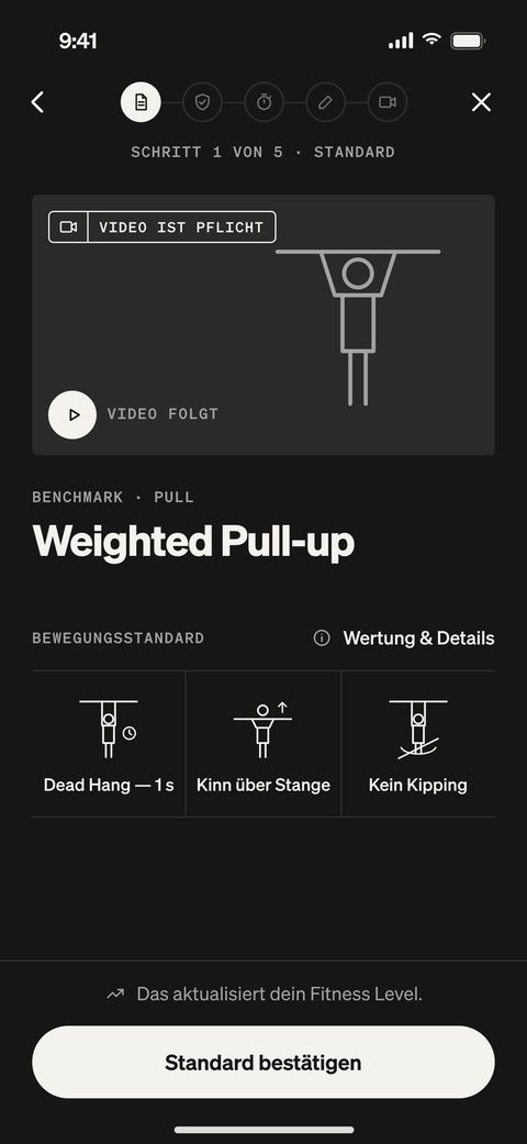 TRÆN-App, Benchmark Weighted Pull-up: Video ist Pflicht, Bewegungsstandard mit Dead Hang, Kinn über der Stange und ohne Kipping.