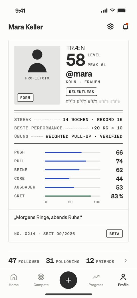 TRÆN-App, Athlete Card von @mara: Level 58, Peak 61, Band Form, Respect-Stufe, Serie 14 Wochen, beste Leistung und die Werte für Push, Pull, Beine, Core, Ausdauer und Grit.