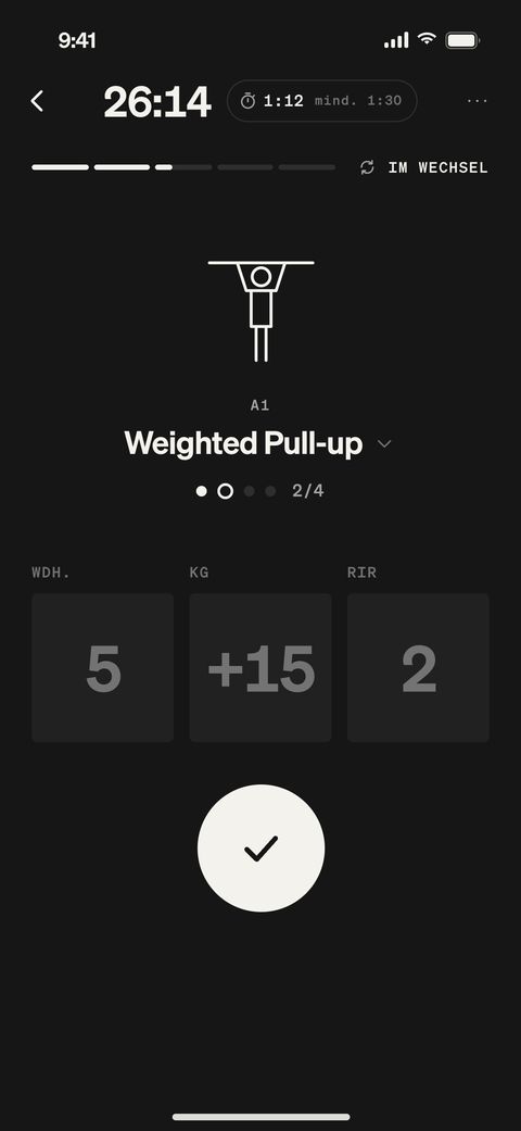TRÆN-App, Trainingseinheit: Weighted Pull-up, Satz 2 von 4, Felder für Wiederholungen, Zusatzgewicht und Reserve, großer Haken.