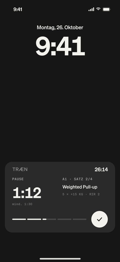 iPhone-Sperrbildschirm mit der Live-Aktivität der TRÆN-App: laufende Pause, nächster Satz Weighted Pull-up und Haken zum Abhaken ohne Entsperren.