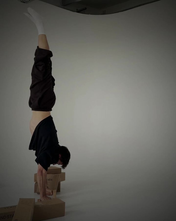 Kurzer Film: Der Gründer hält einen Handstand auf den Handstandgriffen LG1.