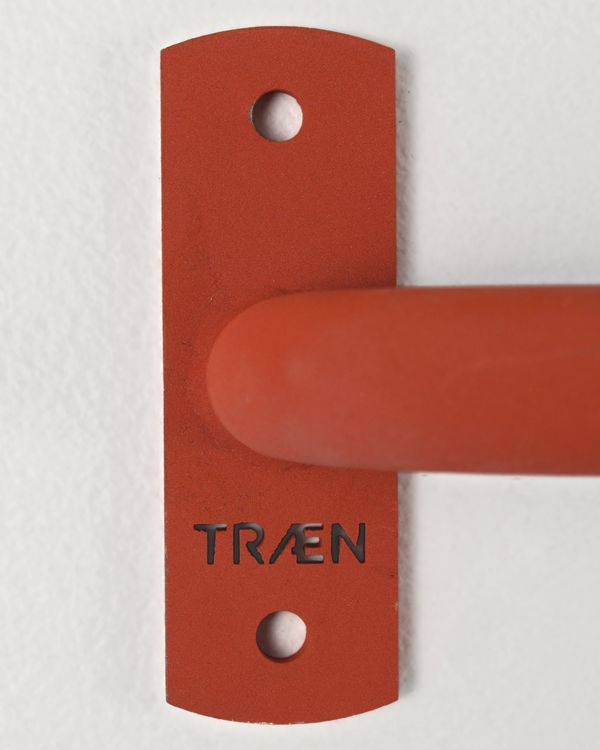 Wandplatte der orangen KS1 mit gelaserter Wortmarke.
