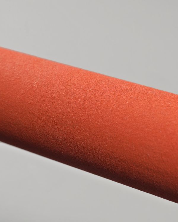 Orange Pulverbeschichtung am Stahlrohr der KS1 aus der Nähe.