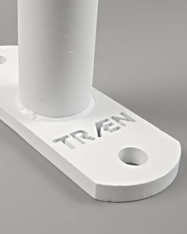 Fußplatte der KS2 mit gelaserter Wortmarke, weiß pulverbeschichtet.
