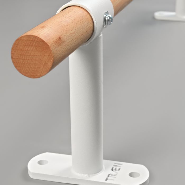 KS2 aus der Nähe: Buchenstange in der weißen Schelle, Halter und Fußplatte mit gelaserter Wortmarke.