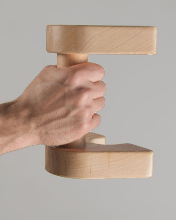 Eine Hand greift den Liegestützgriff LG1 Kompakt aus Buche.