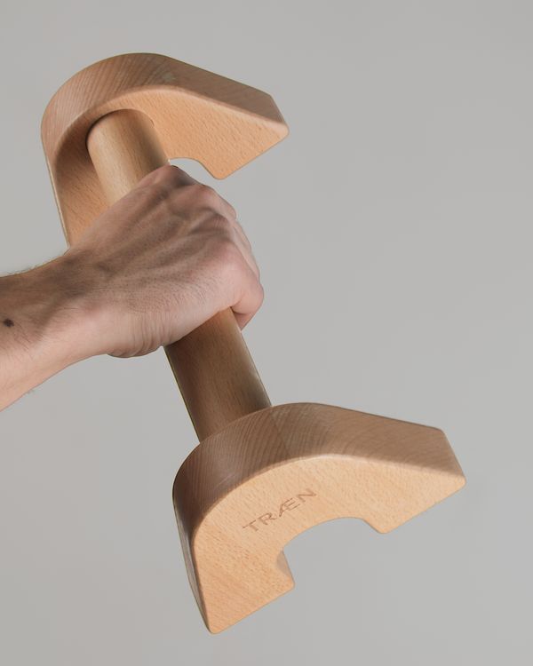 Eine Hand greift den Liegestützgriff LG1 Standard aus Buche.
