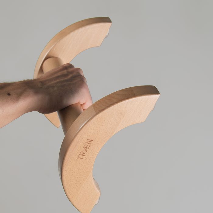 Eine Hand greift den Liegestützgriff LG1 Breit aus Buche.