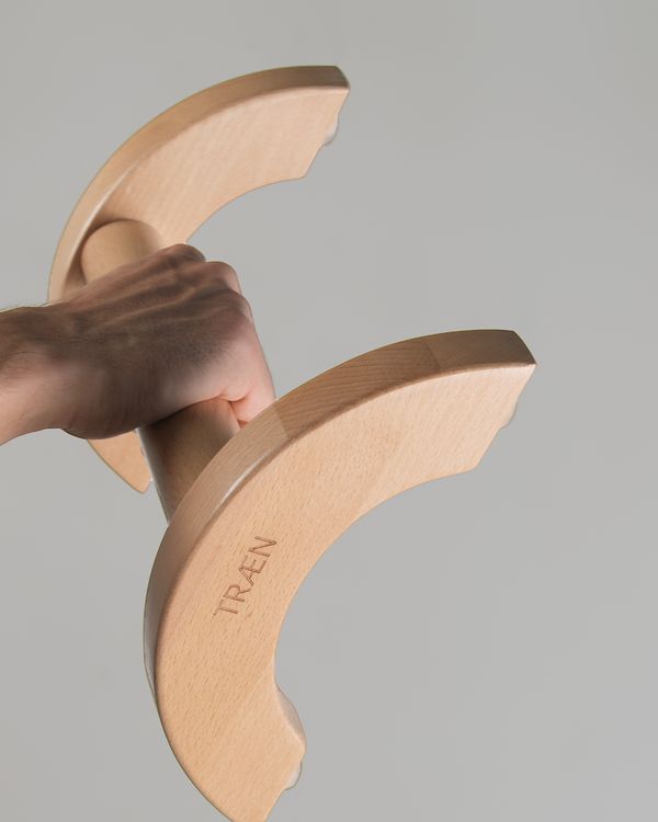 Eine Hand greift den Liegestützgriff LG1 Breit aus Buche.