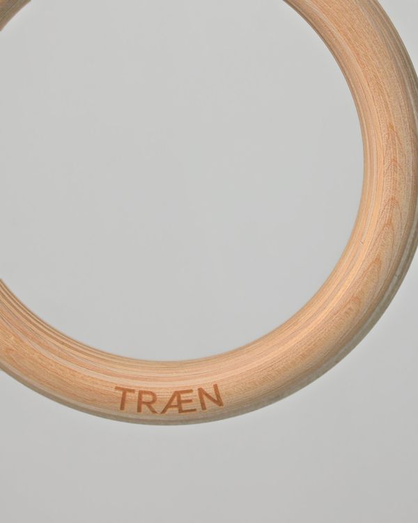 Turnring aus Birke mit gelaserter Wortmarke am Gurt.