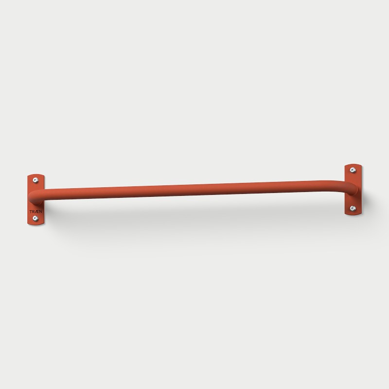 KS1 Wand-Klimmzugstange in Orange mit Wandplatten auf hellgrauem Grund.