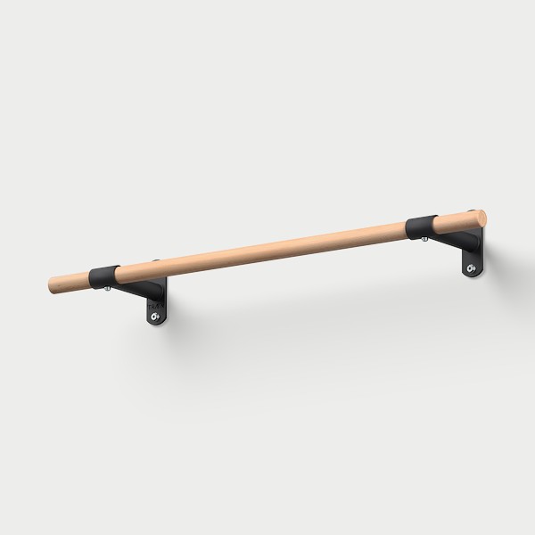 KS2 Wand-Klimmzugstange in Schwarz und Buche auf hellgrauem Grund.