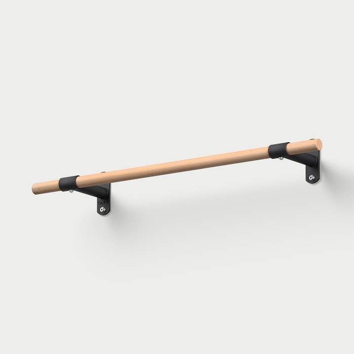 KS2 Wand-Klimmzugstange in Schwarz und Buche auf hellgrauem Grund.