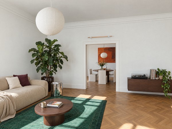 KS2 Wand-Klimmzugstange in Weiß und Buche über einer Durchgangstür im hellen Altbau-Wohnzimmer, dahinter das Esszimmer.