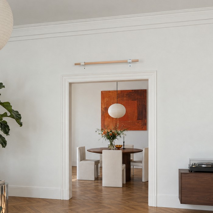KS2 Wand-Klimmzugstange in Weiß und Buche über einer Durchgangstür im hellen Altbau-Wohnzimmer, dahinter das Esszimmer.