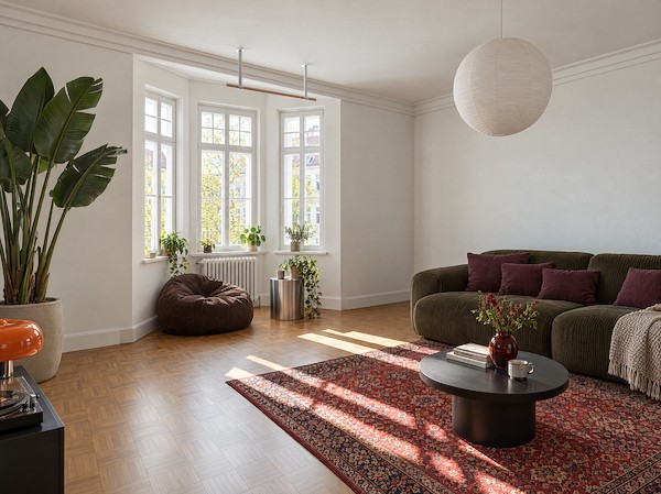 KS3 Decken-Klimmzugstange in Weiß und Buche vor dem Erker eines hellen Altbau-Wohnzimmers, darunter Sitzsack, Sofa und Perserteppich im Sonnenlicht.